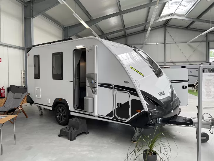 Knaus Sport&Fun 480 QL BLACK SELECTION als Wohnwagen in Moormerland bei   von Caravan-Center-Moormerland für 25.984 € zu verkaufen